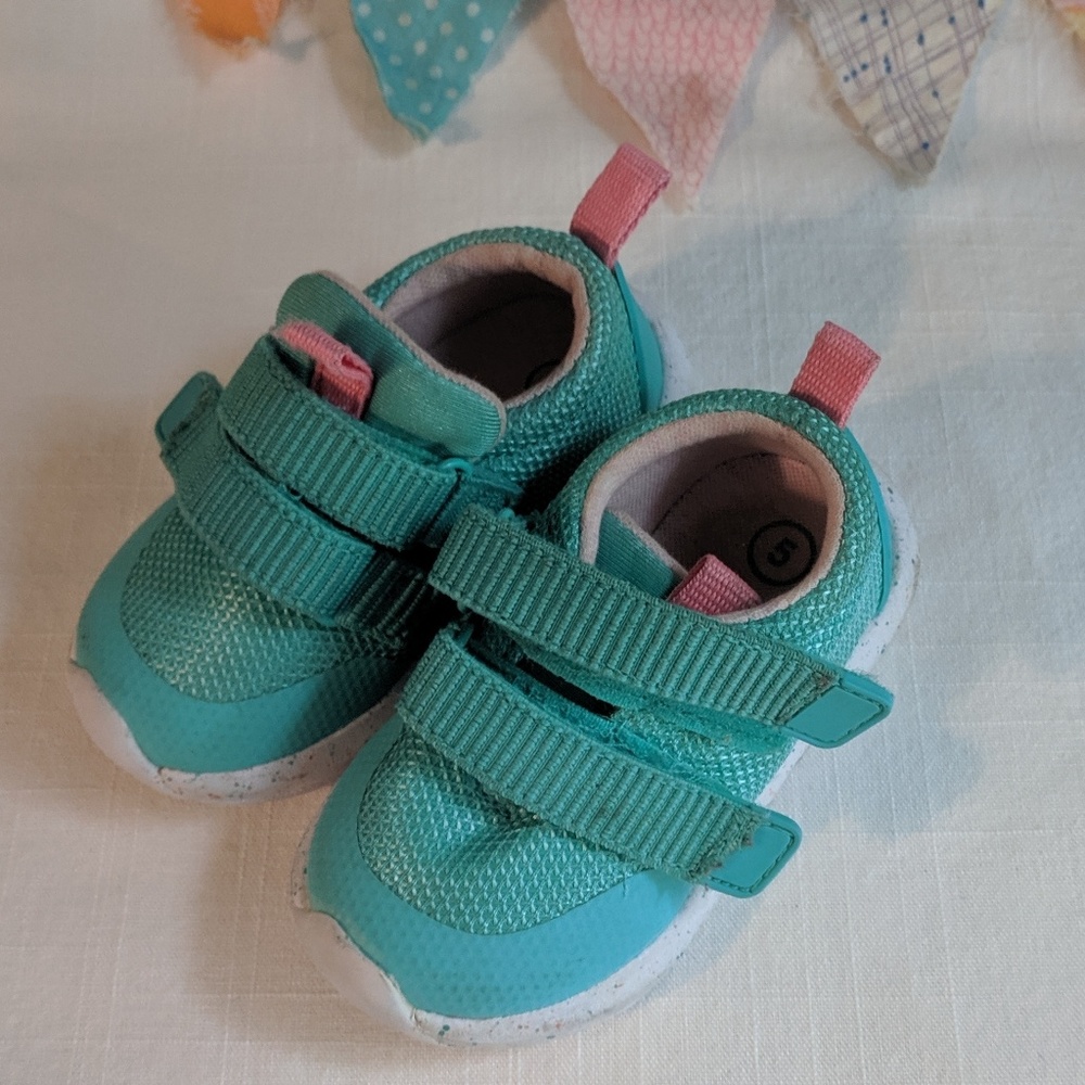 😻 Cat & Jack size 5 tennis shoes 😻